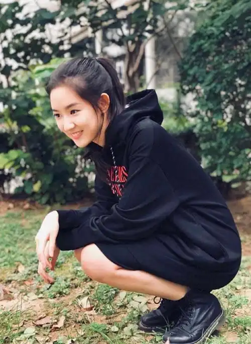 少年派邓小琪颜值担当不被认可换上私服的她才是真校花