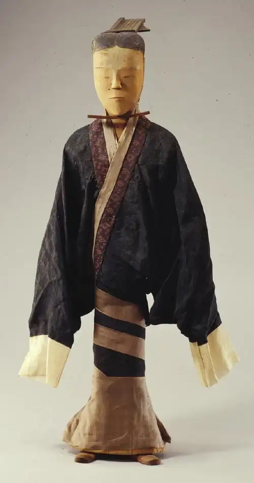 马王堆一号墓出土的冠人男俑.不太能见到的拍照角度.更多的服饰细节.