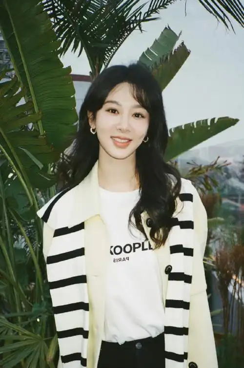 杨紫立夏营业照#温柔明媚,暖风轻拂9578杨紫立夏营业照送上,可爱