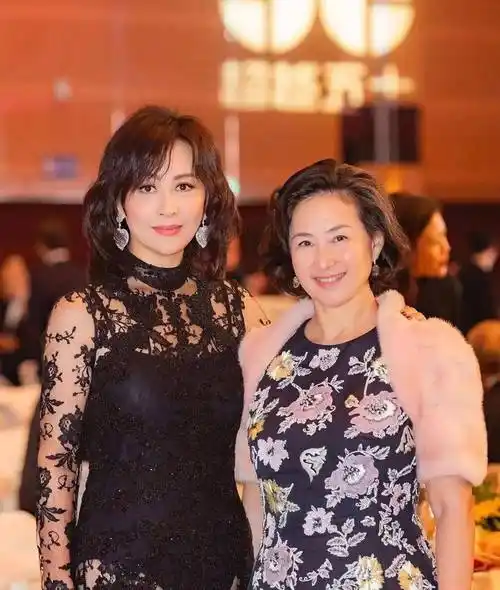 何超琼同框刘嘉玲,才知顶级贵妇美长啥样,身高矮半头气场却不输_分析