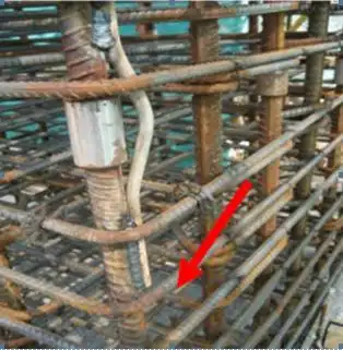 利用桩内及锚杆内的两根主钢筋(不小于φ16mm)与承台下层底板钢筋焊接