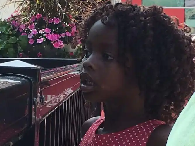 这小黑孩儿是看到什么了?