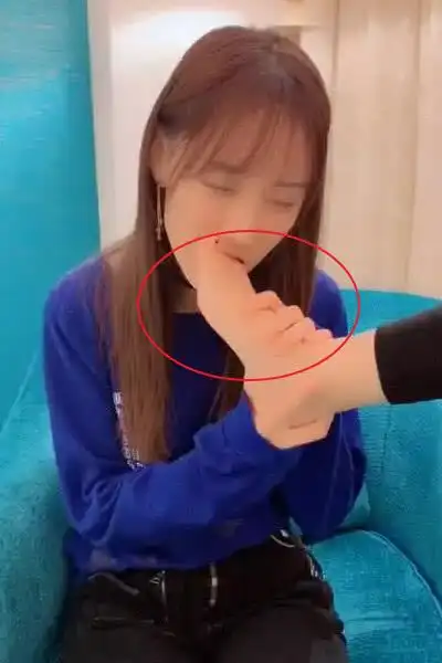 但是后来他还是怂了,说道:上次吃了一次太臭了,改为了"做国服第一"