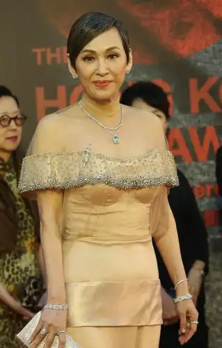 周润发前妻过60仍霸气,眼纹真实身材高级,一看就比同龄人年轻