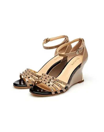 达芙妮精美铆钉坡跟浅驼女凉鞋