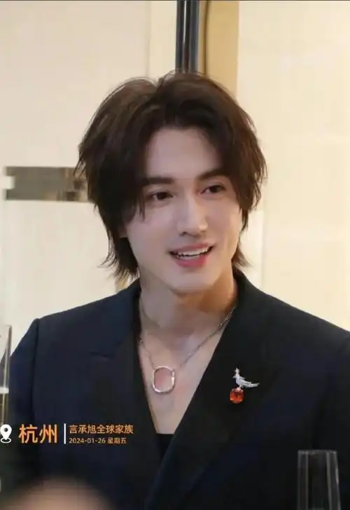 言承旭晒47岁近照,脸上无医美,颜值不崩塌,女友视角撩人眼神!