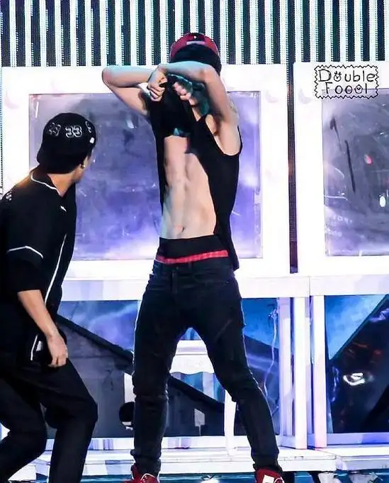 鹿晗舞台秀腹肌撕开衣服粉丝傻眼了瞬间被嘲白鸡条