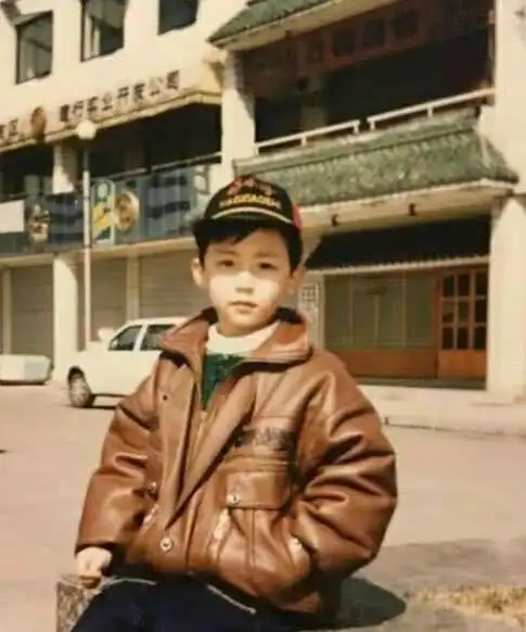 黄景瑜时尚帅气,看了他小时候的照片,才知道什么叫做从小帅到大