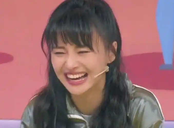 郑爽笑到脸"变形",嘴巴的痕迹不忍直视,看这次粉丝还能怎么洗白