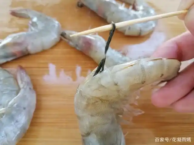 第二步:大虾开背,在虾背上划上一刀,一个是取出虾线一个是可以更好的