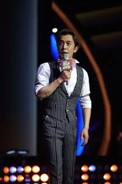 李咏《好声音》首秀水土不服 10次口播8次卡壳