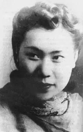 徐悲鸿夫人廖静文3邹佩珠 山水画《黄山烟霞》 邹佩珠 50cm×81cm 纸