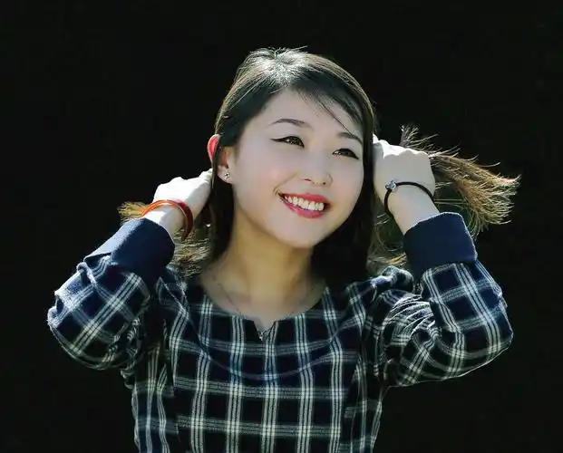 一个笑得那么开心天真可爱的清秀姑娘