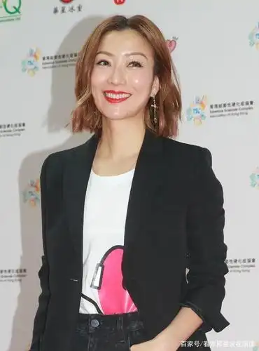 郑秀文的图形得到了很好的维护,丝袜配短裤不仅俗气且很时髦