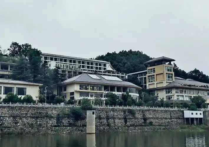 茗阳汤泉位于河南,湖北及安徽三省交界处的商城县汤泉池.早在7 - 抖音