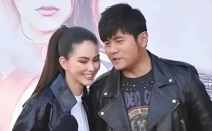 昆凌17岁被周杰伦追到手,旧照太美了,难怪周杰伦心急想娶她