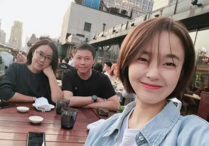 演员张佳宁撮合亲妈再婚不原谅生父张晓龙拿她当亲女儿