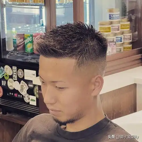 飞机头发型怎么弄(男士烫发超帅短发飞机头)(2)