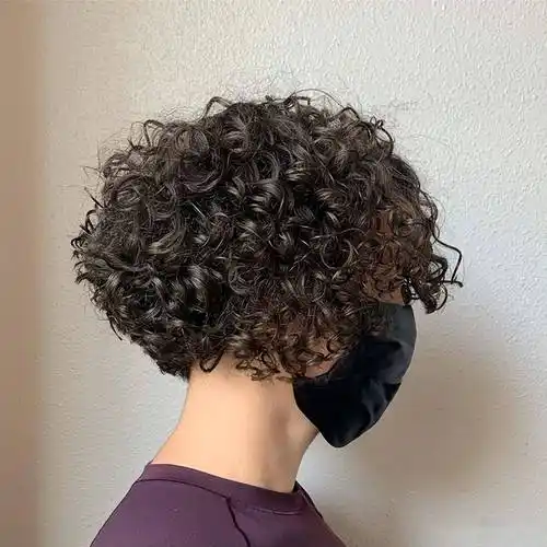 头发细软女士,发型这样整就对了,卷卷的短发很时尚