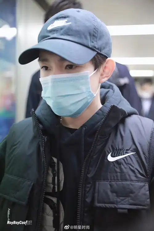 王源最新机场照,睡眼惺忪的小源一身黑色look帅气又保暖…………|王源