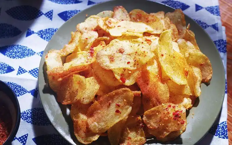 【麻辣炸薯片】 @味蕾时光 解馋零食麻辣炸薯片 麻辣香脆过瘾十足 几