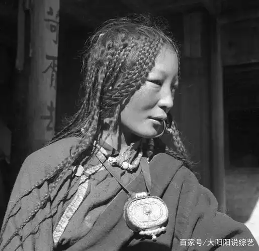 1937年四川少数民族旧照,藏族人民心灵手巧,男女人人都会编靴带