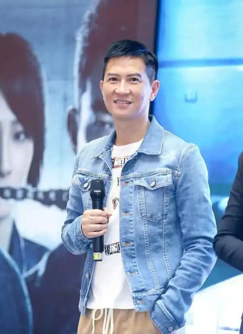 张家辉这一身打扮真的显年轻,轻松俘获时尚值,气质真的很好