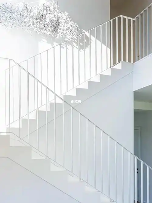 非常简约的楼梯扶手