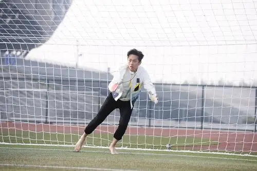 邓超《奔跑吧》用生命演绎表情包 意外暴露"脚踝杀"