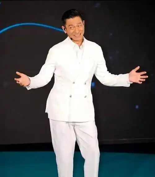 被刘德华惊艳到了,发型短裤比年轻人更有品位,风采不减当年_时尚_社会