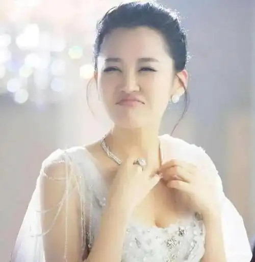 同样被陈凯歌爱过50多岁许晴和陈红的现状一对比差异一目了然