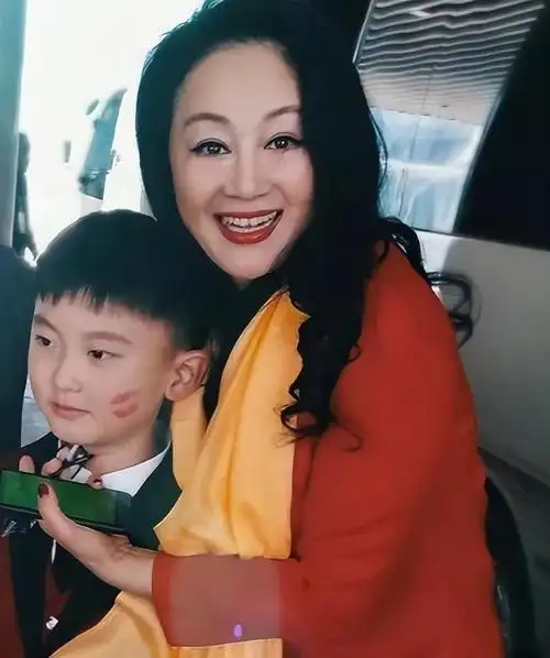 王姬有几任丈夫都是谁(演员王姬的丈夫高峰简历)