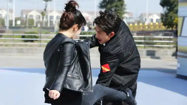 杨紫突然扑进张一山怀里,有谁注意到山哥的手?也就老公才能这样!