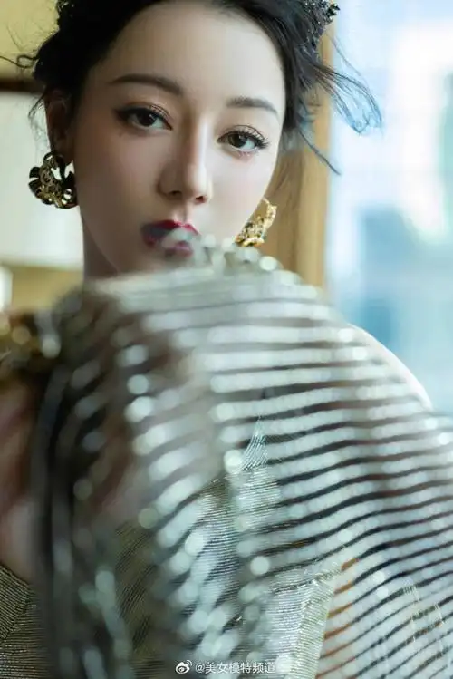 迪丽热巴穿鎏金裙华丽高贵头戴皇冠大秀蛮腰美背