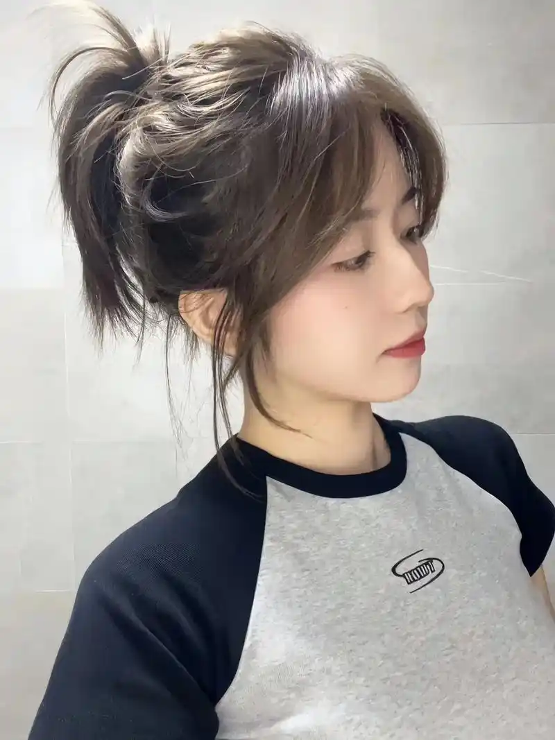 扎起来也很好看的一款八字刘海高马尾发型 .