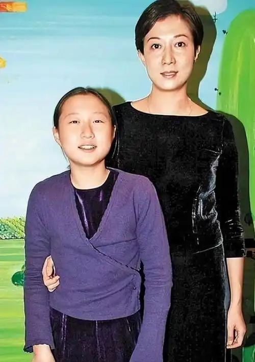 成龙的儿子和女儿名字(一个自甘堕落一个放飞自我)(16)