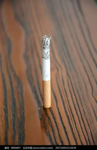 一支燃烧的香烟