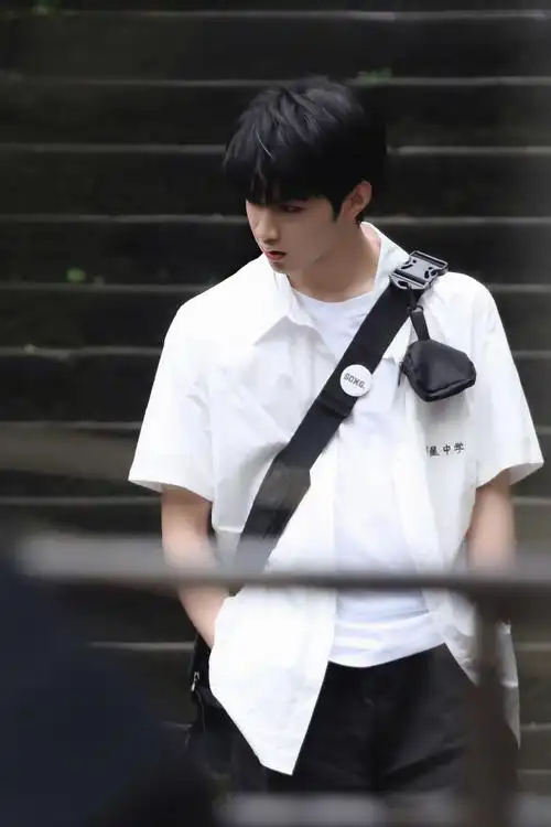 绿荫的气息萦绕白衬衫转眼依旧是清爽干净的少年@时代少年团-刘耀文