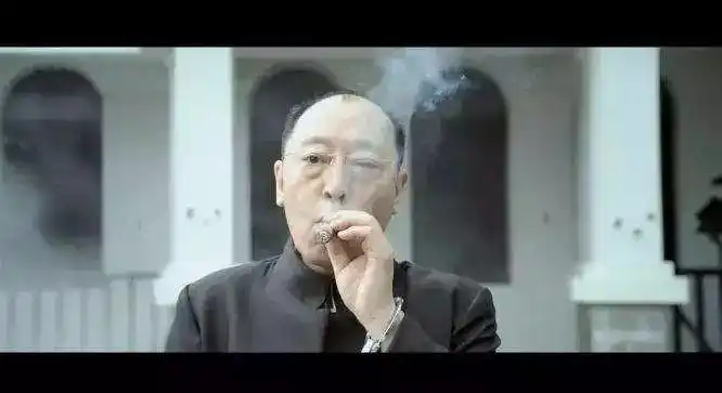 不要以为人家只能演反派,倪大红苏起来也不输小鲜肉,看他在《正阳门下