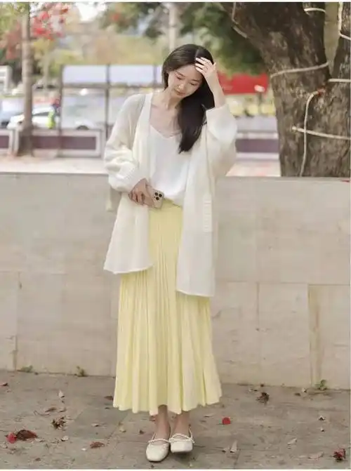 长款百褶裙搭配什么上衣和鞋子好看
