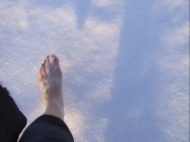 小姐姐说,这是她光脚踩过最深的雪