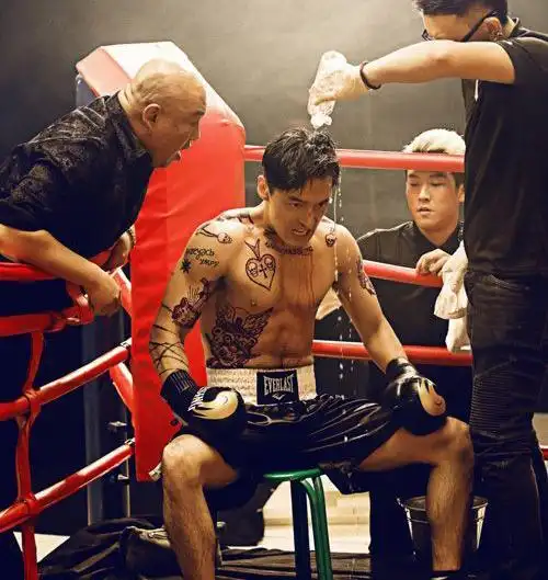 胡歌秀肌肉,6块腹肌爆裂抢镜