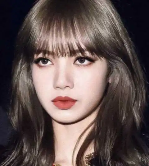 lisa金色短发杂志大片曝光斜肩抹胸配短裤好似真人芭比