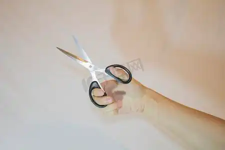 拿剪刀手势背景图