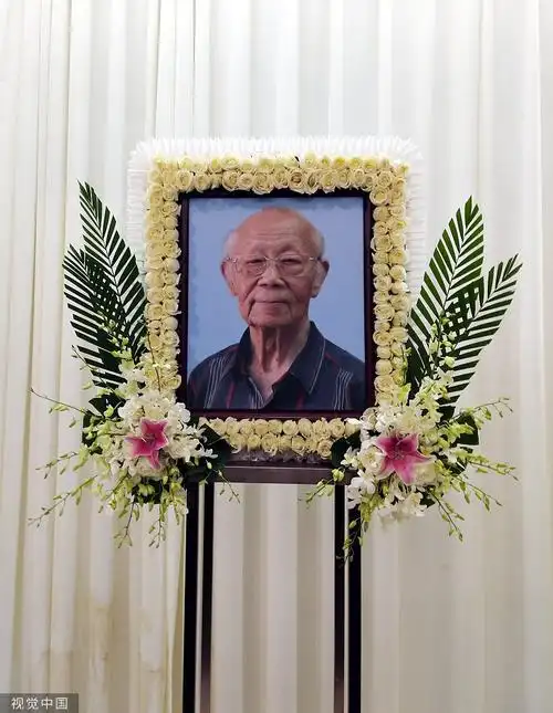 组图:送别黑猫爷爷!戴铁郎追悼会举行 厅内摆有黑猫警长雕像