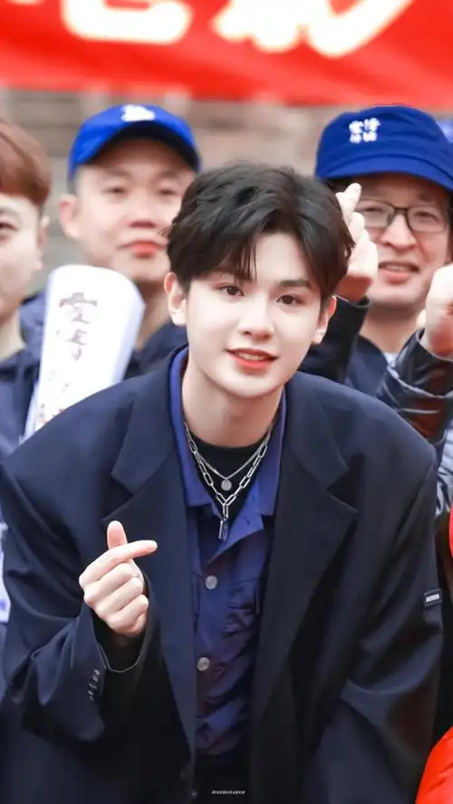 黄明昊壁纸|从少年变成了一颗星星