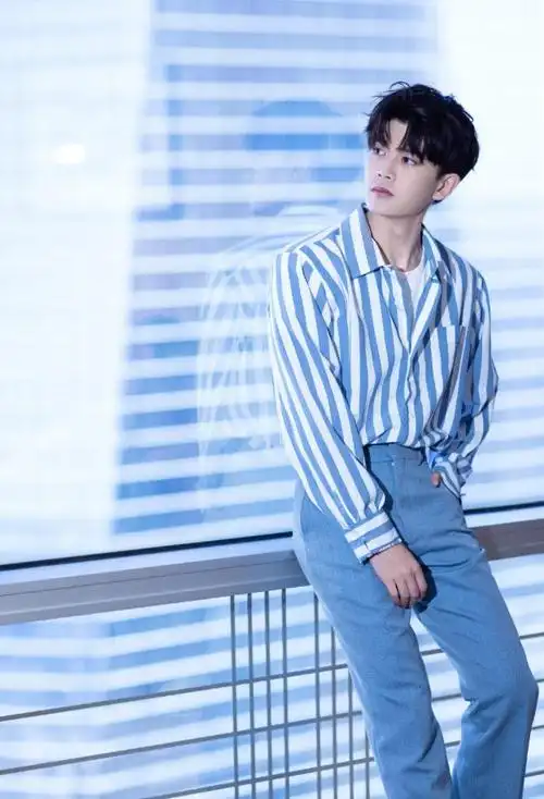 任嘉伦全新时尚大片,蓝白条纹配蓝色长裤,气质干净少年感