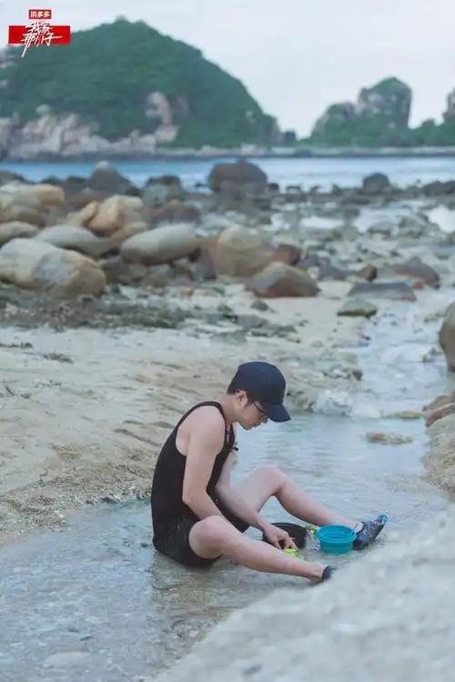 陈学冬露天洗澡被调侃白胖晒伸缩腹肌自证