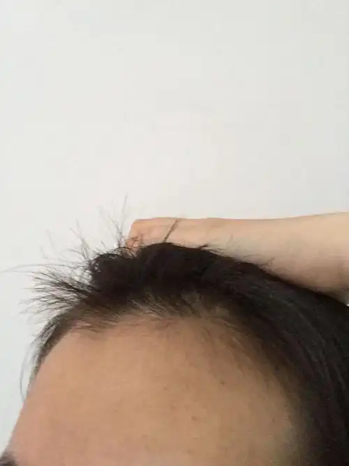 在家想按照教程自己剪空气刘海,可是感觉不太好.