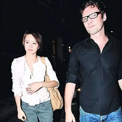 梁咏琪秒删外籍丈夫与女儿玩乐照!意外曝光豪宅客厅信息量太大